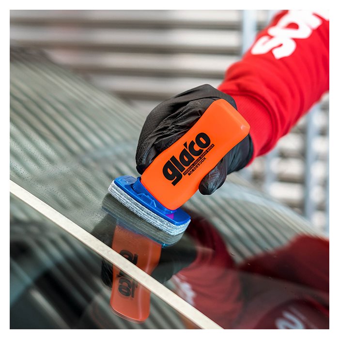 Person påfører Glaco Anti-rain Total Care glascoating på bilrude