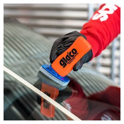 Person påfører Glaco Anti-rain Total Care glascoating på bilrude