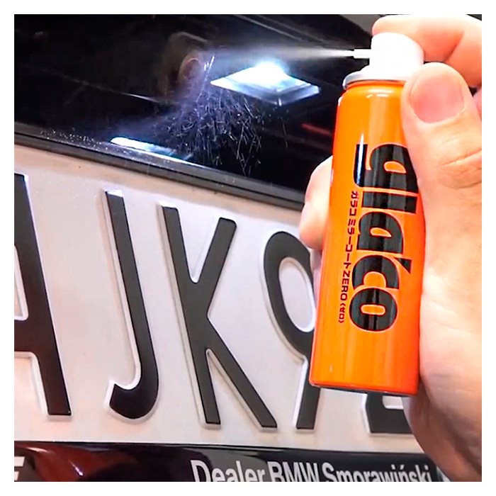 Soft99 Glaco Mirror Coat Zero spray på en nummerplade