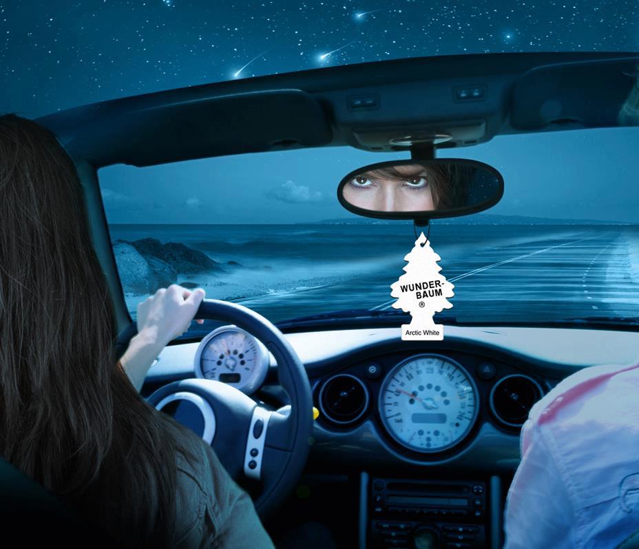 Wunder-Baum Arctic White duftfrisker hængende i bil ved havudsigt om natten